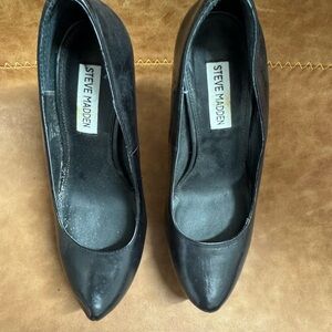 Steve Madden Black Pointed Toe Leather Pumps